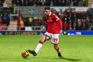Wrexham 'dan Ryan Barnett, 3 Aralık 2024' te SToK Cae Ras, Wrexham, İngiltere 'de oynanan Wrexham-Barnsley maçında pas attı.