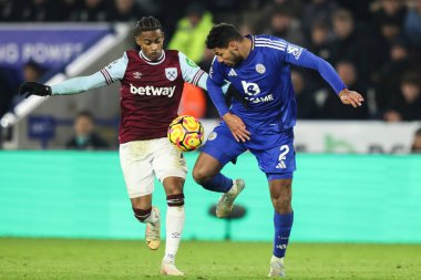 West Ham United 'dan Crysencio Summerville ve Leicester City' den James Justin Premier League maçı sırasında King Power Stadyumu, Leicester, Birleşik Krallık 'ta Leicester City - West Ham United maçında mücadele ettiler.