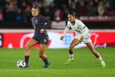 İngiltere 'nin Ruby Mace' i, İngiltere 'nin Sheffield, İngiltere' nin Bramall Lane kentinde 3 Aralık 2024 'te oynanan Uluslararası Kadınlar-İsviçreli Kadınlar maçı sırasında baskı altına alındı.