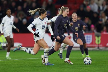 Alessia Russo, 3 Aralık 2024 'te İngiltere' nin Sheffield kentinde oynanan Uluslararası Kadınlar-İsviçreli Kadınlar karşılaşmasında topa vuruyor.