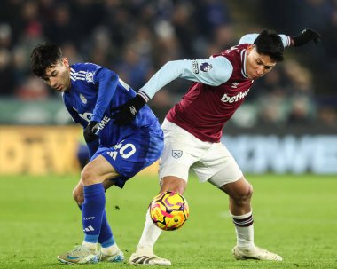 Leicester City 'den Facundo Buonanotte ve West Ham United' dan Edson Ivarez Premier League maçı sırasında King Power Stadyumu, Leicester, Birleşik Krallık, 3 Aralık 2024 'te West Ham United' a karşı top mücadelesi verdiler.