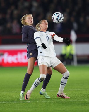 İsviçreli Ana-Maria Crnogorevi, 3 Aralık 2024 'te İngiltere' nin Bramall Lane, Sheffield, Birleşik Krallık 'ta kadınların İsviçreli kadınlara karşı oynadığı Uluslararası Bayanlar Dostluk karşılaşmasında baskı görüyor.