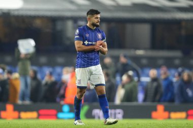 Ipswich Town 'dan Sam Morsy, 3 Aralık 2024' te Ipswich Town, Ipswich, İngiltere 'deki Kristal Saray' a karşı oynanan Premier League maçında son düdük çaldıktan sonra taraftarları alkışlıyor.