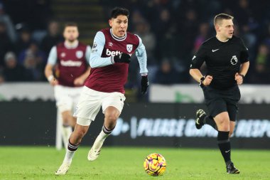 West Ham United takımından Edson Ivarez, 3 Aralık 2024 'te King Power Stadyumu' nda oynanan Premier League maçında topu bırakıyor.