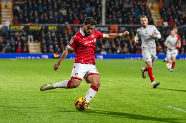 Wrexham 'dan Elliot Lee, 3 Aralık 2024' te SToK Cae Ras, Wrexham, İngiltere 'de oynanan Wrexham-Barnsley maçında topu geçti.