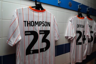 Blackpool 'dan Dom Thompson' ın deplasman tişörtü 4 Aralık 2024 'te Croud Meadow, Shrewsbury, İngiltere' de oynanan Sky Bet 1 maçı öncesinde soyunma odasında asılıydı.