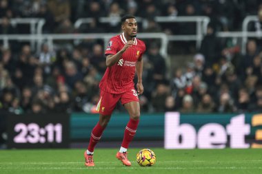 Liverpool 'dan Ryan Gravenberch, 4 Aralık 202' de İngiltere, Newcastle 'daki St. James' Park 'ta oynanan Premier League maçı sırasında topu bırakıyor.