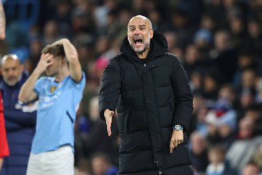 Manchester City 'nin Pep Guardiola teknik direktörü Premier League maçında takım talimatlarını verir Manchester City - Nottingham Forest maçı sırasında Etihad Stadyumu, Manchester, İngiltere, 4 Aralık 2024
