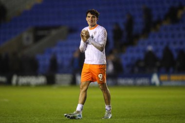 Blackpool 'dan Kyle Joseph, 4 Aralık 2024' te Croud Meadow, Shrewsbury, İngiltere 'de oynanan Sky Bet Ligi 1 maçı sonrasında gezgin taraftarları alkışlıyor.