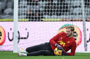 Liverpool 'dan Caoimhin Kelleher Premier Lig maçı sırasında St.James' Park, Newcastle, İngiltere 'de oynanan Liverpool maçında ısınma turunda