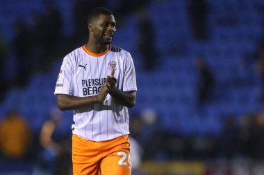 Blackpool 'dan Odeluga Offiah, 4 Aralık 2024' te Croud Meadow, Shrewsbury, İngiltere 'de oynanan Skrewsbury Town-Blackpool maçı sonrasında gezgin taraftarları alkışlıyor.