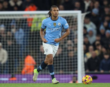Manchester City 'den Nathan Ak, Premier League maçında topu Etihad Stadyumu' nda Manchester City Nottingham Forest 'a karşı 4 Aralık 2024' te atıyor.
