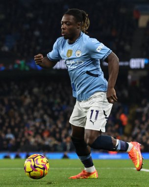 Manchester City 'den Jrmy Doku Premier League maçı sırasında Manchester City, Etihad Stadyumu' nda Nottingham Forest 'a karşı, 4 Aralık 2024