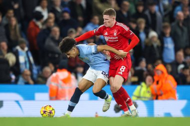 Manchester City 'den Rico Lewis ve Nottingham Ormanı' ndan Elliot Anderson Premier League maçı sırasında Etihad Stadyumu 'nda Manchester City Nottingham Ormanı' na karşı 4 Aralık 2024