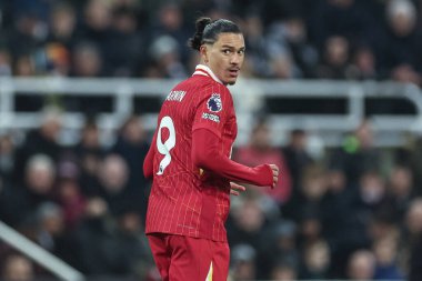 Premier Lig maçı sırasında Liverpool 'dan Darwin Nez' in gömleği 4 Aralık 2024 'te St. James' Park, Newcastle 'da Newcastle United' a karşı Liverpool maçında giyildi. 