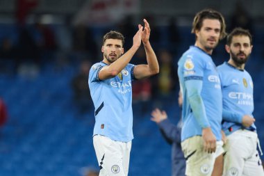 Manchester City 'den Rben Dias, Premier League maçının sonunda Etihad Stadyumu' nda Manchester City ve Nottingham Forest maçının taraftarlarını alkışlıyor.