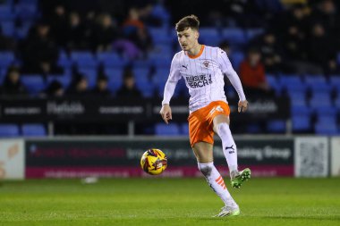 Blackpool takımından Zac Ashworth, 4 Aralık 2024 'te Croud Meadow, Shrewsbury, İngiltere' de oynanan Shrewsbury Town-Blackpool maçında maç yapıyor.