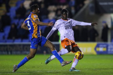 Shrewsbury Town takımından Malvind Benning, 4 Aralık 2024 'te İngiltere' nin Croud Meadow, Shrewsbury kentinde oynanan Sky Bet 1 karşılaşmasında Blackpool 'dan Terry Bondo' yu yere serdi.