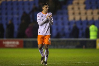 Blackpool 'dan Albie Morgan, 4 Aralık 2024' te Croud Meadow, Shrewsbury, İngiltere 'de oynanan Sky Bet League 1 maçı sonrasında gezgin taraftarları alkışlıyor.