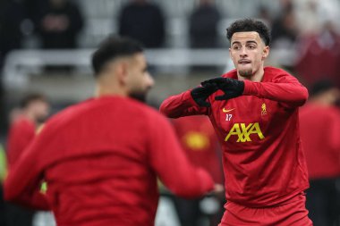 Liverpool 'dan Curtis Jones Premier Lig maçı sırasında İngiltere' nin Newcastle şehrinde 4 Aralık 202 'de St. James' Park 'ta oynanan Liverpool maçında ısınma turunda...