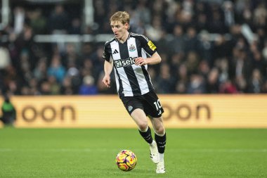 Newcastle United takımından Anthony Gordon, 4 Aralık 202 'de İngiltere' nin Newcastle kentinde oynanan Premier League maçı Newcastle United 'a karşı Liverpool maçında topu aldı.