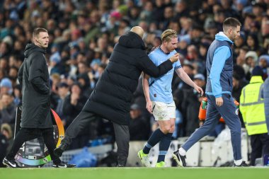 Manchester City 'den Kevin De Bruyne, Manchester City' nin teknik direktörü tarafından benimsenmiştir. Manchester City - Nottingham Forest maçı sırasında Etihad Stadyumu, Manchester, Birleşik Krallık, 4 Aralık 2024 'te yerine geçmiştir.