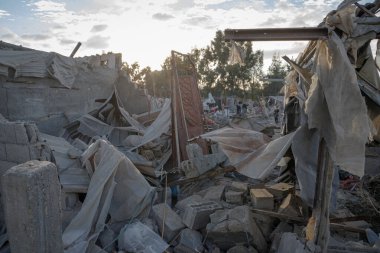 Dün gece Gazze Şeridi 'nin güneyindeki Mawasi Khan Younis bölgesinde IDP kampını hedef alan IDF savaş uçakları büyük hasar gördü ve bir çocuk öldü..