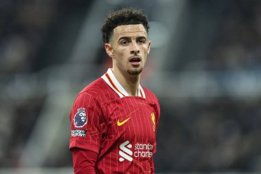 Premier Lig maçı sırasında Liverpool 'dan Curtis Jones St. James' Park, Newcastle, İngiltere 'de Liverpool' a karşı Newcastle United maçında 4 Aralık 202