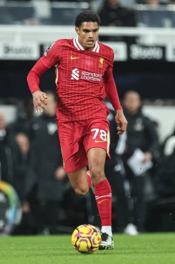 Liverpool 'dan Jarell Quansah, Premier League maçı Newcastle United' ın 4 Aralık 202 'de St. James' Park, Newcastle 'da Liverpool' a karşı oynadığı maçta topa vuruyor.