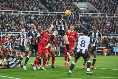 Newcastle United takımından Tino Livramento, Premier Lig karşılaşmasında Newcastle United 'a karşı Liverpool' da 4 Aralık 202 'de St. James' Park, Newcastle, İngiltere 'de oynadığı maçta defans sahasında topu aldı.