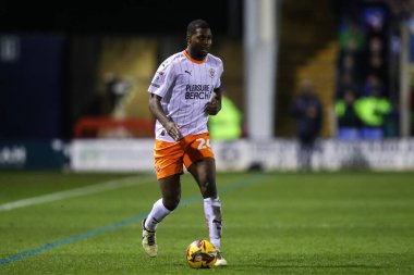 Blackpool 'dan Odeluga Offiah, 4 Aralık 2024' te Croud Meadow, Shrewsbury, İngiltere 'de oynanan Skrewsbury Town-Blackpool maçında topla birlikte ilerliyor.