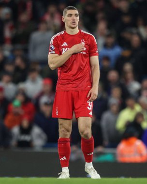 Nottingham Ormanı 'ndan Nikola Milenkovi Premier Lig maçı sırasında Manchester City, Etihad Stadyumu' nda Nottingham Ormanı 'na karşı 4 Aralık 2024