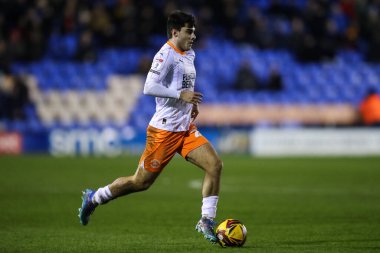 Blackpool 'dan Rob Apter, 4 Aralık 2024' te Croud Meadow, Shrewsbury, İngiltere 'deki Shrewsbury Town' a karşı oynanan Sky Bet 1 karşılaşmasında topla birlikte ilerliyor.