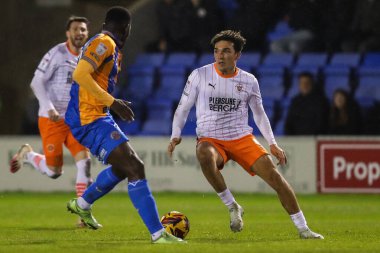 Blackpool takımından Kyle Joseph, 4 Aralık 2024 'te Croud Meadow, Shrewsbury, İngiltere' de oynanan Shrewsbury Town-Blackpool maçında topla birlikte ilerliyor.