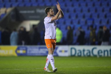 Blackpool 'dan Matthew Pennington, 4 Aralık 2024' te Croud Meadow, Shrewsbury, İngiltere 'de oynanan Skrewsbury Town-Blackpool maçı sonrasında gezgin taraftarları alkışlıyor.