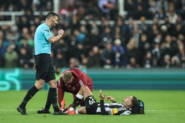 Newcastle United takımından Bruno Guimares, 4 Aralık 2024 'te St. James' Park, Newcastle 'da oynanan Premier League maçı sırasında tedavi gördü. 