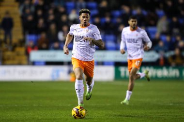 Blackpool 'dan Jordan Lawrence-Gabriel, 4 Aralık 2024' te Croud Meadow, Shrewsbury, İngiltere 'de oynanan Skrewsbury Town-Blackpool maçında topla birlikte ilerliyor.