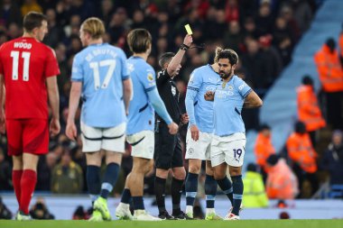 Hakem Michael Oliver, Manchester City - Nottingham Forest Premier League maçı sırasında Etihad Stadyumu, Manchester, İngiltere 'de 4 Aralık 2024 tarihinde lkay Gndoan' a sarı kart verdi.
