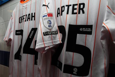 Blackpool 'dan Rob Apter' ın deplasman tişörtü 4 Aralık 2024 'te Croud Meadow, Shrewsbury, İngiltere' de oynanan Sky Bet 1 maçı öncesinde soyunma odasında asılıydı.