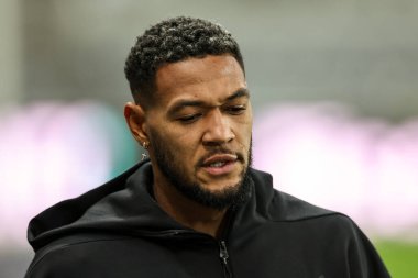 Newcastle United takımından Joelinton, İngiltere 'nin Newcastle şehrinde oynanan 4 Aralık 202 tarihli Premier League maçı sırasında St.James' Park 'ta Newcastle United' a karşı Liverpool maçına geldi.