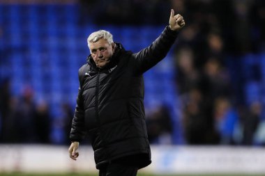 Blackpool 'un baş antrenörü Steve Bruce, 4 Aralık 2024' te Croud Meadow, Shrewsbury, İngiltere 'de oynanan Sky Bet 1 maçı sonrasında gezgin taraftarları alkışlıyor.