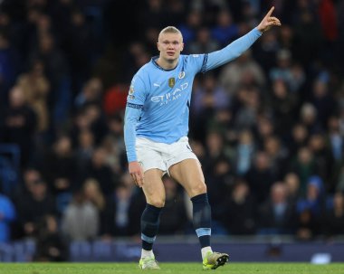 Manchester City 'den Erling Haaland, Premier League maçında takım talimatlarını verir Manchester City - Nottingham Forest maçı sırasında Etihad Stadyumu, Manchester, İngiltere, 4 Aralık 2024