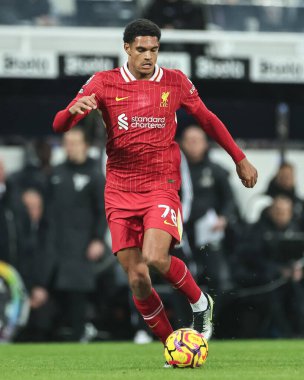 Liverpool 'dan Jarell Quansah, Premier League maçı Newcastle United' ın 4 Aralık 202 'de St. James' Park, Newcastle 'da Liverpool' a karşı oynadığı maçta topa vuruyor.