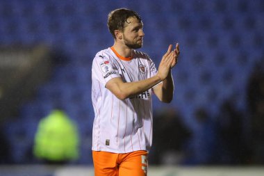Blackpool 'dan Matthew Pennington, 4 Aralık 2024' te Croud Meadow, Shrewsbury, İngiltere 'de oynanan Skrewsbury Town-Blackpool maçı sonrasında gezgin taraftarları alkışlıyor.