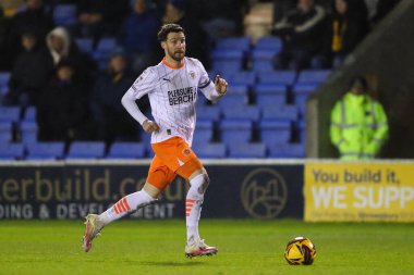 Blackpool 'dan James Husband, 4 Aralık 2024' te Croud Meadow, Shrewsbury, İngiltere 'deki Shrewsbury Town' a karşı oynanan Sky Bet 1 karşılaşmasında topla ileri gidiyor.