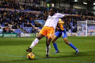 Blackpool takımından Josh Onomah, 4 Aralık 2024 'te Croud Meadow, Shrewsbury, İngiltere' de oynanan Shrewsbury Town-Blackpool maçında topu kontrol ediyor.