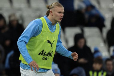 Manchester City 'den Erling Haaland Premier League maçı sırasında Manchester City ile Nottingham Forest maçında 4 Aralık 2024' te Etihad Stadyumu 'nda ısındı.