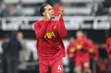 Liverpool 'dan Virgil van Dijk, Premier League maçı Newcastle United' ın 4 Aralık 202 'de St. James' Park, Newcastle 'da Liverpool' a karşı oynadığı karşılaşmada taraftarları alkışlıyor.