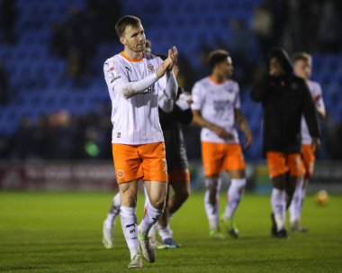 Blackpool 'dan Lee Evans, 4 Aralık 2024' te Croud Meadow, Shrewsbury, İngiltere 'de oynanan Skrewsbury Town-Blackpool maçı sonrasında gezgin taraftarları alkışlıyor.