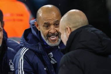 Nuno Esprito Santo Nottingham Forest teknik direktörü Manchester City - Nottingham Forest maçında Manchester City maçından önce İngiltere 'nin Etihad Stadyumu' nda Pep Guardiola teknik direktörüyle el sıkışıyor.